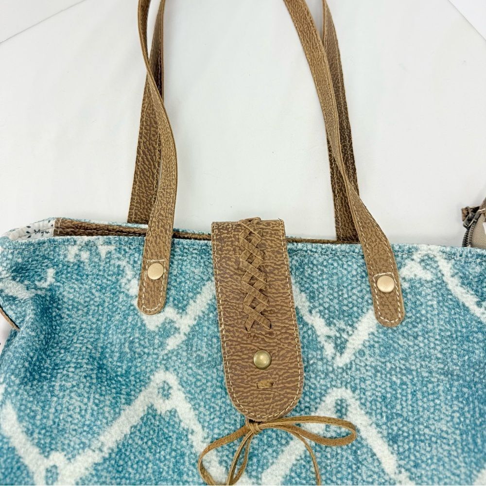 Myra BEGUILE Blue White Rug Canvas Brown Leather Upcycled Tote Bag - Picture 10 of 16